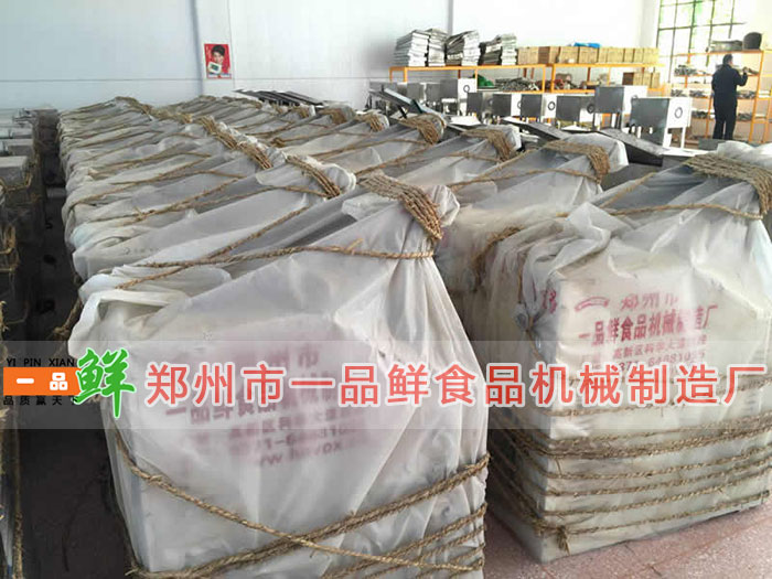 成品倉庫中的全自動(dòng)成型機(jī)